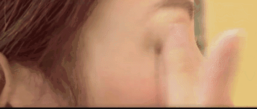 王丽坤反重力躺柔韧度惊人 素颜也是美翻天！