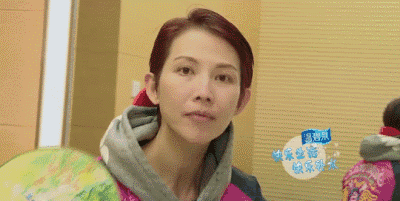 王丽坤反重力躺柔韧度惊人 素颜也是美翻天！