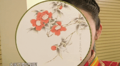 王丽坤反重力躺柔韧度惊人 素颜也是美翻天！