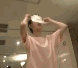 王丽坤反重力躺柔韧度惊人 素颜也是美翻天！