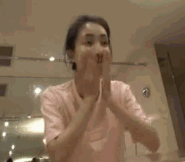 王丽坤反重力躺柔韧度惊人 素颜也是美翻天！