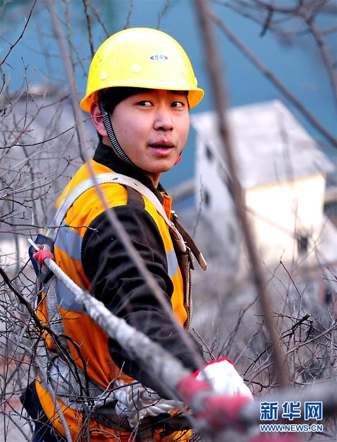 “铁道卫士”绝壁捅山