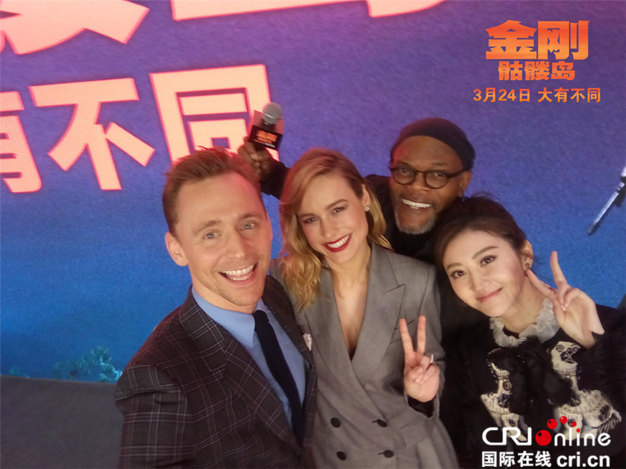 《金刚:骷髅岛》主演来华 "抖森"现场读诗景甜带头"尬舞"