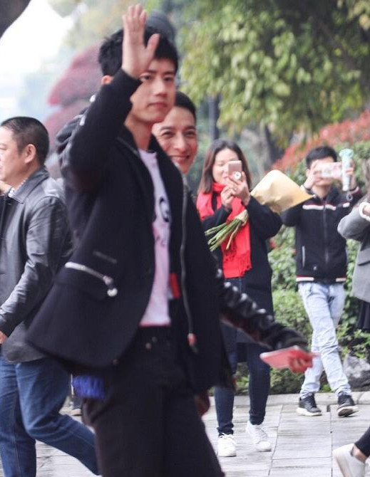 维嘉终于笑了！现身《歌手》录制现场 心情大好