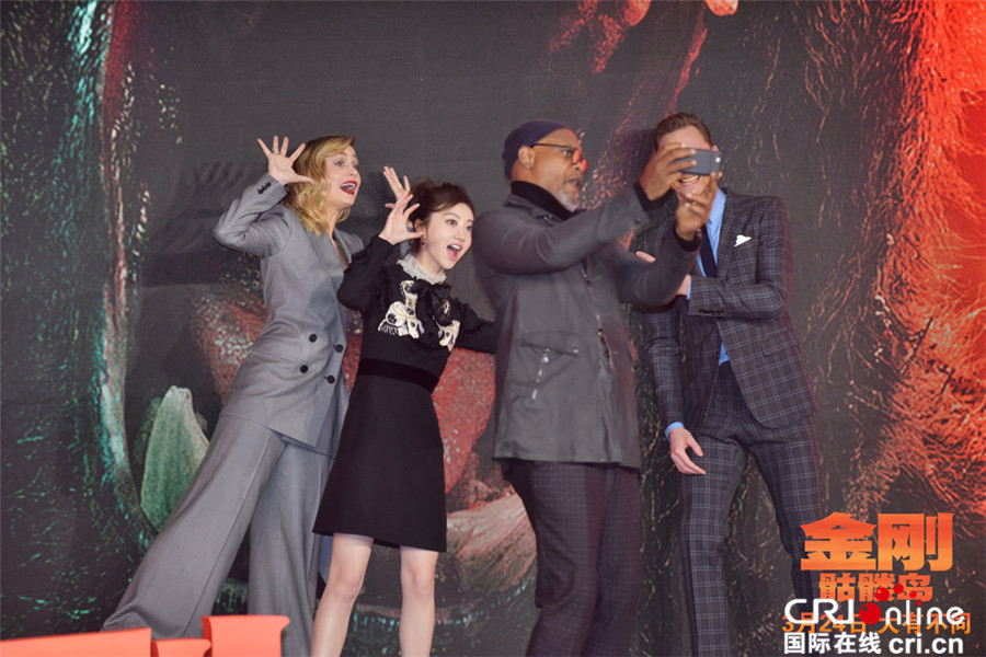 《金刚:骷髅岛》主演来华 "抖森"现场读诗景甜带头"尬舞"