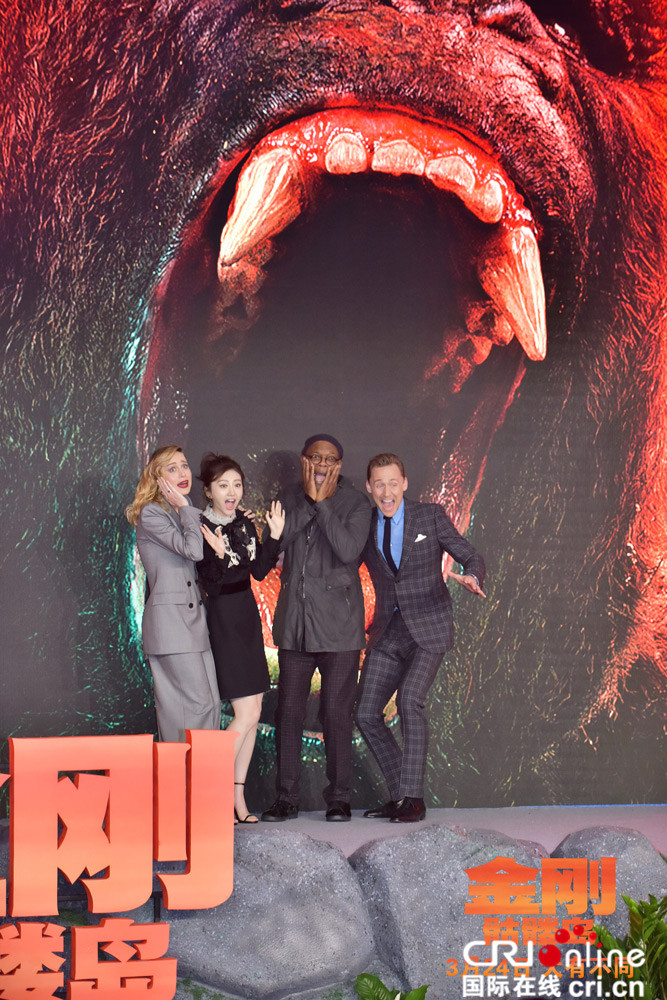 《金刚:骷髅岛》主演来华 "抖森"现场读诗景甜带头"尬舞"