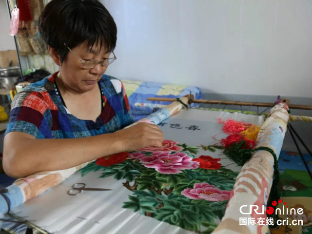 威海景区贫困户一针一线“绣”出脱贫新画卷