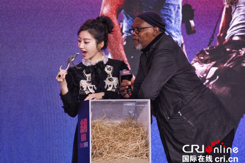 《金刚：骷髅岛》首映嗨翻天 景甜率众主创现场变身表情包