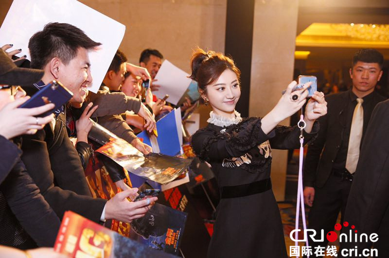 《金刚：骷髅岛》首映嗨翻天 景甜率众主创现场变身表情包