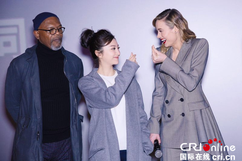 《金刚：骷髅岛》首映嗨翻天 景甜率众主创现场变身表情包