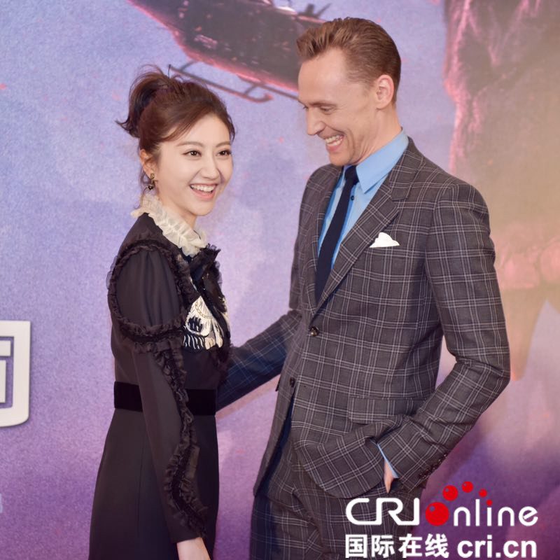 《金刚：骷髅岛》首映嗨翻天 景甜率众主创现场变身表情包