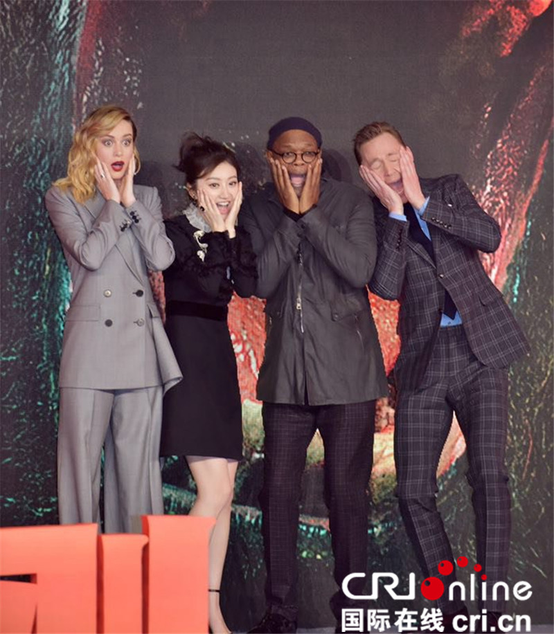 《金刚：骷髅岛》首映嗨翻天 景甜率众主创现场变身表情包