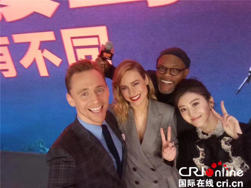 《金刚：骷髅岛》首映嗨翻天 景甜率众主创现场变身表情包