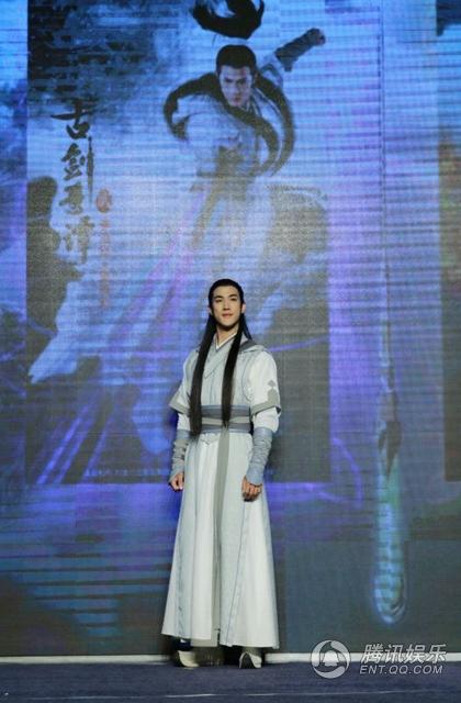 《古剑奇谭2》发布会 李治廷提剑逗趣动作担当_娱乐_腾讯网