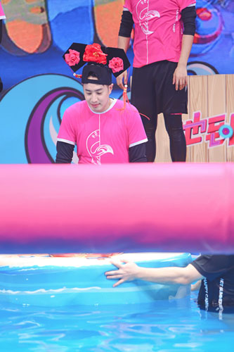 《快本》潘玮柏怒对霍建华 戴上格格旗头笑翻场