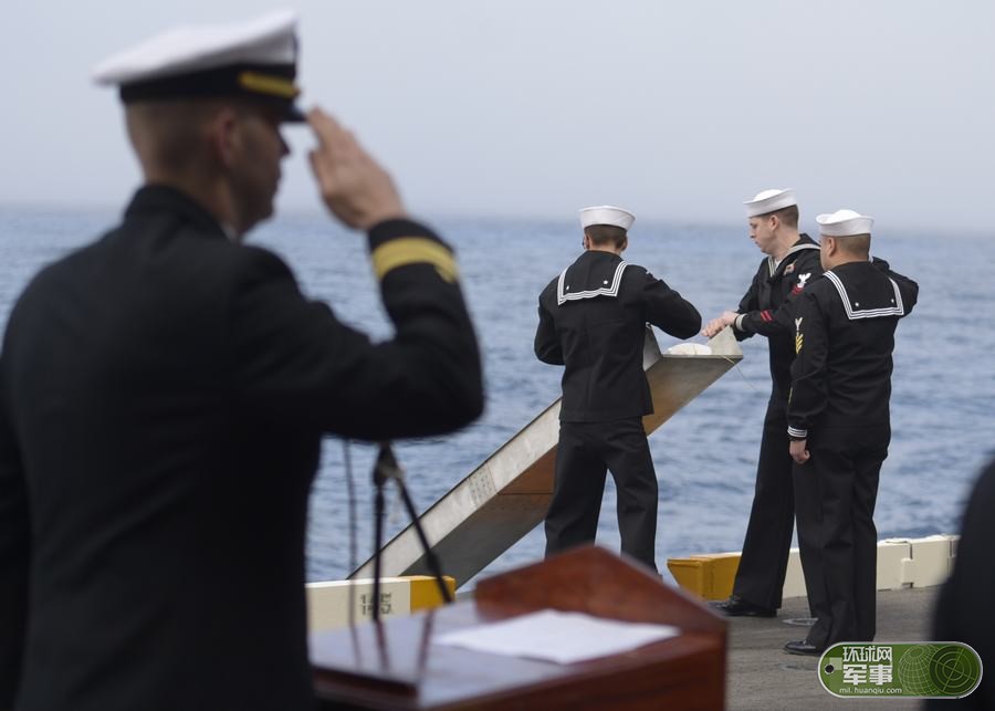 美国航母在太平洋上举行海葬
