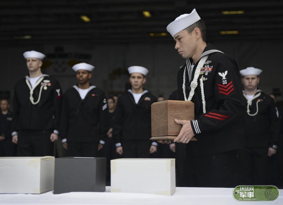 美国航母在太平洋上举行海葬