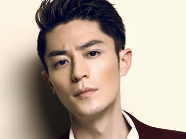 霍建华拍摄花絮照曝光 网友：一秒帅回了少年模样