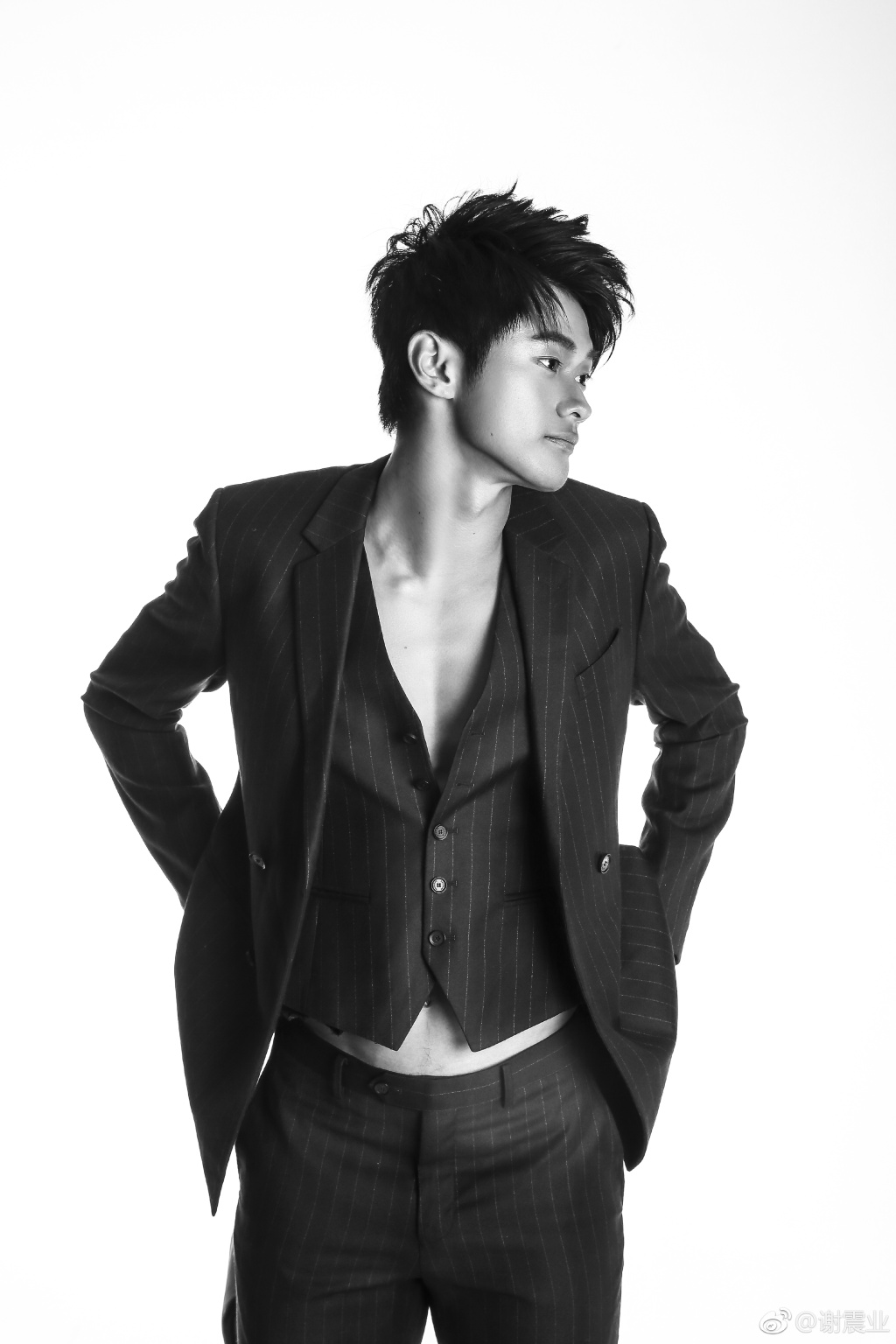 谢震业晒酷帅写真 荷尔蒙爆表溢出屏幕