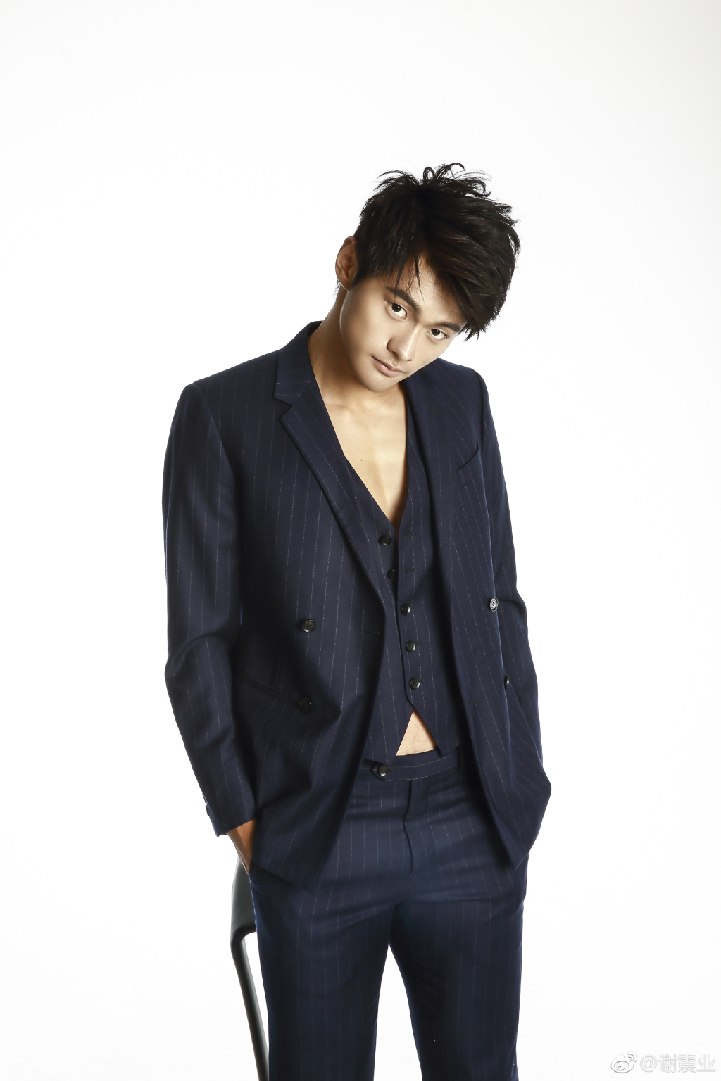 谢震业晒酷帅写真 荷尔蒙爆表溢出屏幕