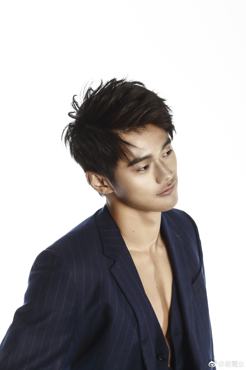 谢震业晒酷帅写真荷尔蒙爆表溢出屏幕