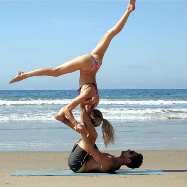 瑜伽情侣柔韧度无敌 解锁全部高难度姿势