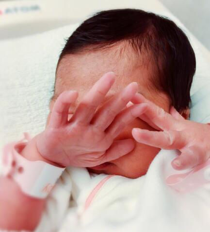 贾静雯第三胎女儿出生啦！取名小Bo妞 模样首曝光