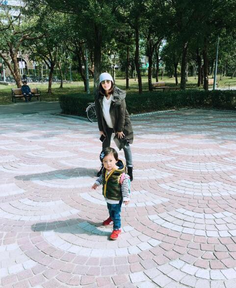 贾静雯第三胎女儿出生啦！取名小Bo妞、近照超萌_娱乐_腾讯网