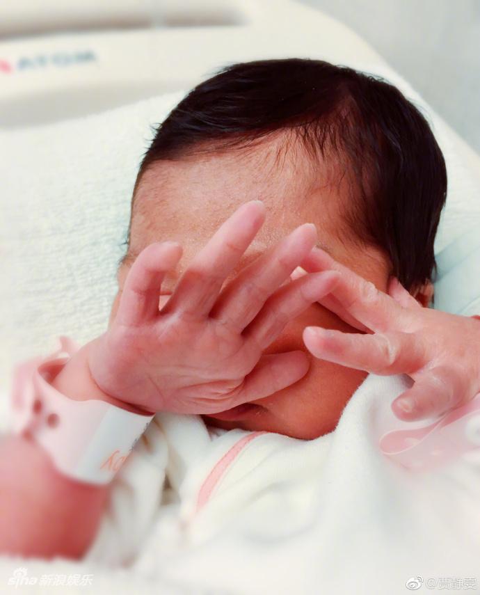 组图:人生赢家!贾静雯三胎产女 三女乖萌可爱