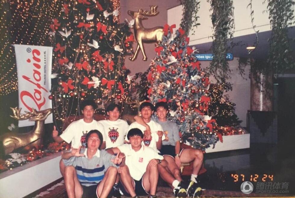 郝伟晒健力宝合照 李玮锋李铁张效瑞当年青葱(图)