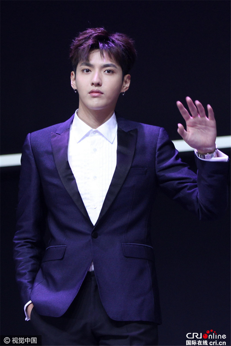 吴亦凡代言叮嘱粉丝注意安全 西装革履双手插兜耍帅