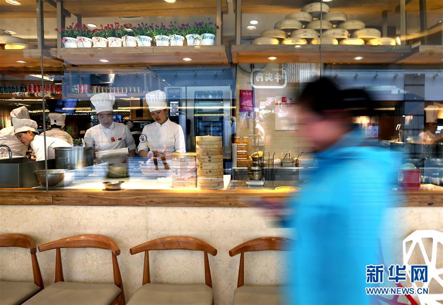 【焦点图】上海实施“明厨亮灶” 消费者可以看后厨