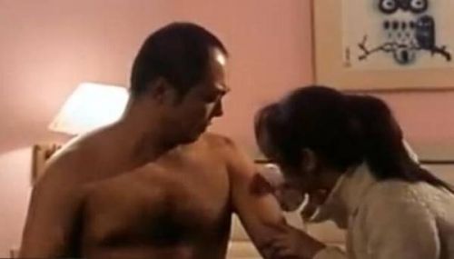 辣眼睛！林心如张铁林还演过床戏 小萝莉勾引大叔露香肩