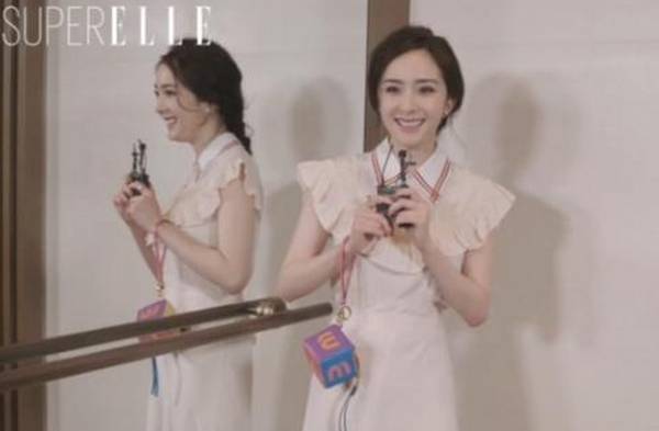 杨幂下巴那坨肉看起来很奇怪 侧脸成像有些胖