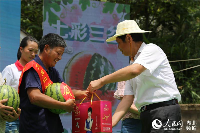 湖北鹤峰山村里的西瓜节 “吃货”云集嗨欢盛夏