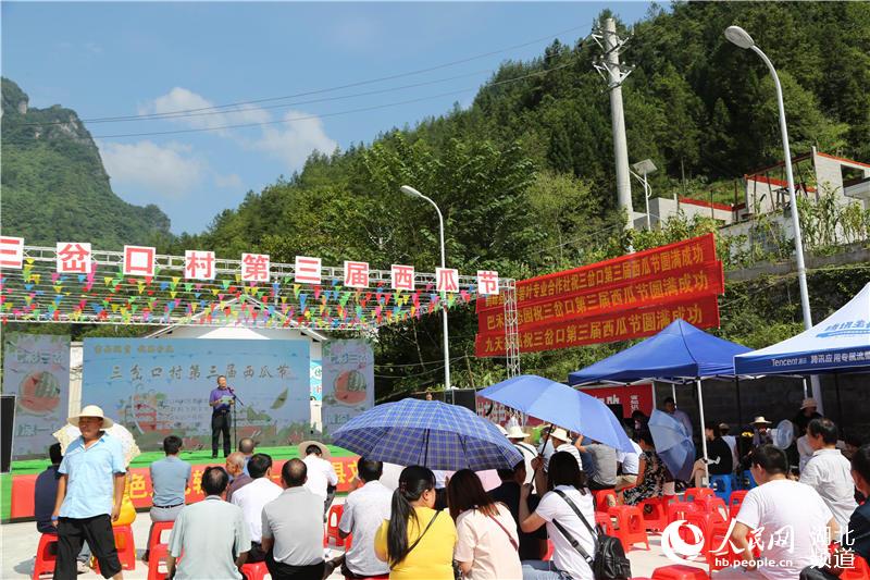 湖北鹤峰山村里的西瓜节 “吃货”云集嗨欢盛夏