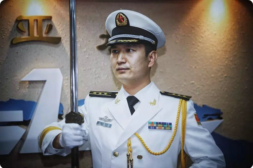 中国海军举行授剑仪式气势逼人