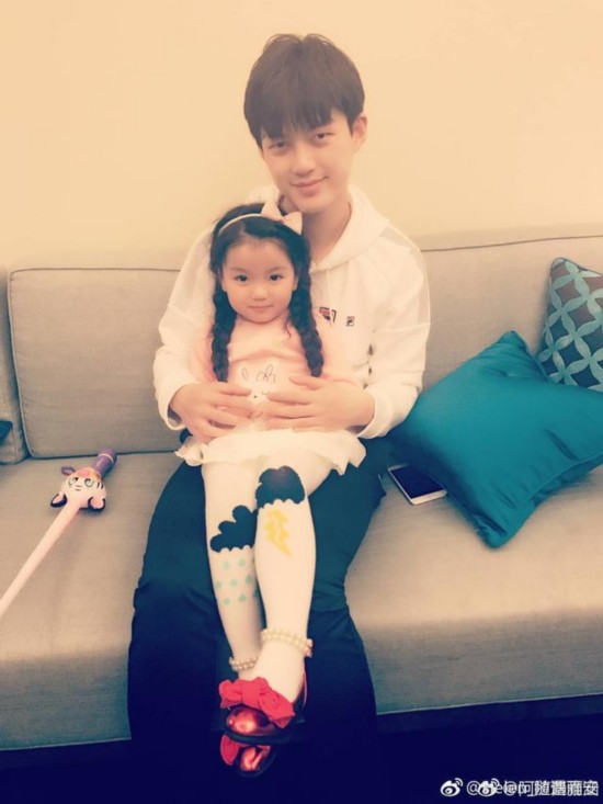 董力阿拉蕾再同框 阿拉蕾已长到董力腰部(图)