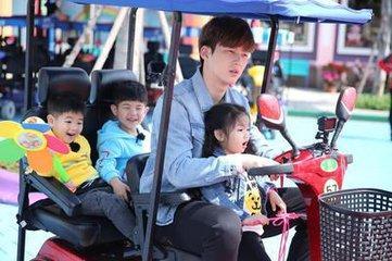 董力阿拉蕾再同框 阿拉蕾已长到董力腰部(图)