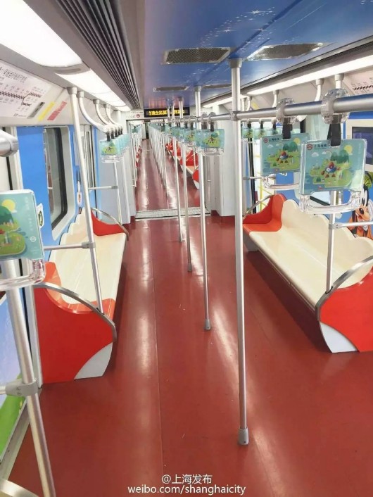 米奇陪你坐地铁 上海迪士尼主题“痛列车”上线(组图)