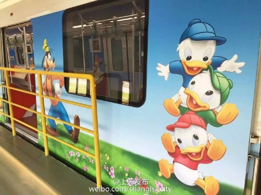 米奇陪你坐地铁 上海迪士尼主题“痛列车”上线(组图)