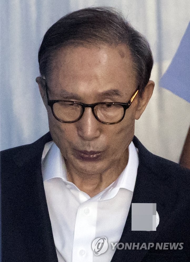 憔悴!李明博出院3天又受审 用手扶墙进法院