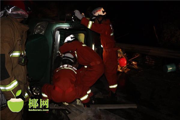 【交通】【即時快訊】三亞一輛拖拉機高速路口發生側翻多人受傷