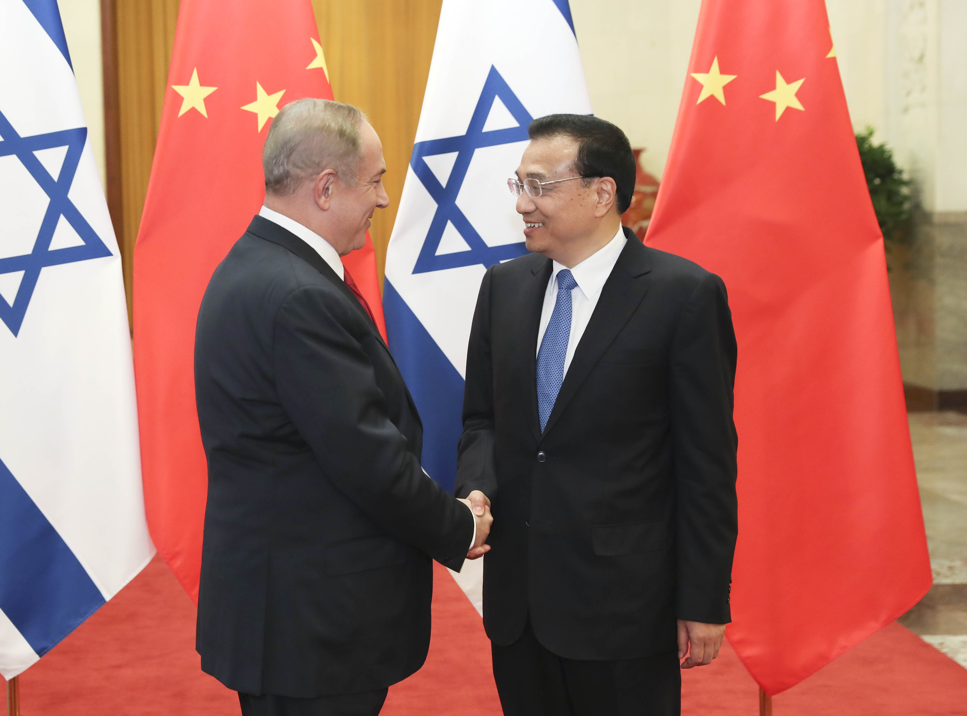 以色列将引进两万中国建筑工人 李克强与内塔尼亚胡见证协议签署