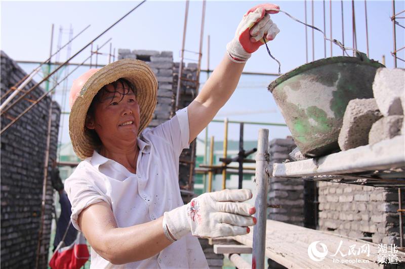 湖北十堰：战高温天 建扶贫房