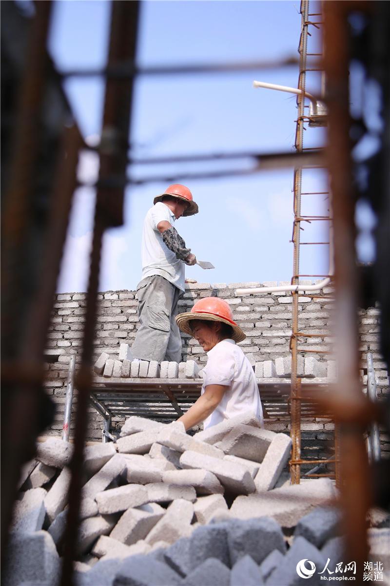 湖北十堰：戰高溫天 建扶貧房