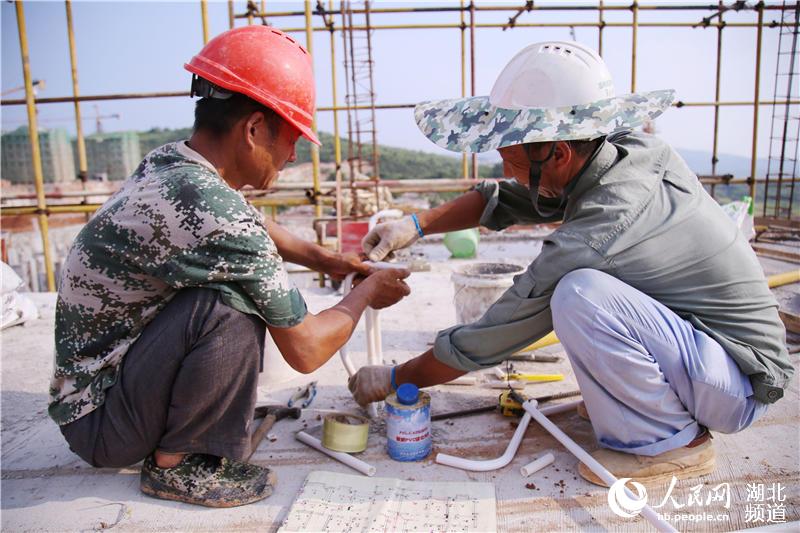 湖北十堰：戰高溫天 建扶貧房