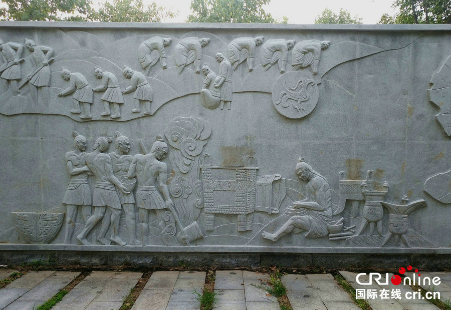 浮雕墙正反两面都有精美的浮雕,一面从甲骨文,青铜器,农耕,制陶等方面