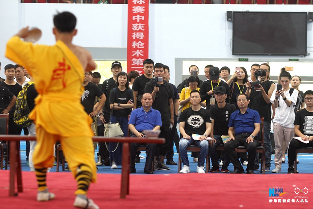 航拍郑州万名学生团体操演绎“大师兄”