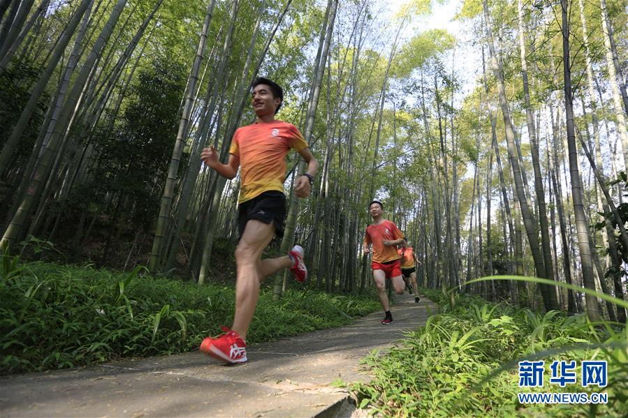 重庆北碚：跑步山林间